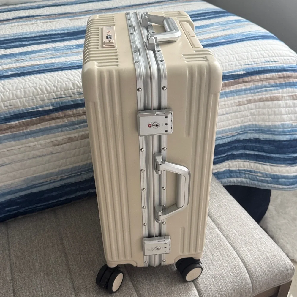 Noble Carry on Luggage - Picture 2 of 9